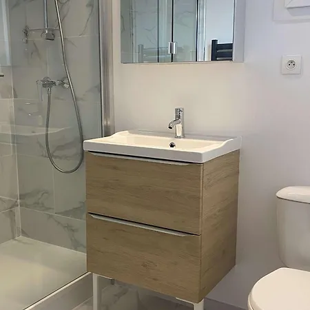 Rénové Avec Balcon, Proche Commerces, Wifi Et Cellier Privatif - Balaruc-les-bains. - Fr-1-553-13
